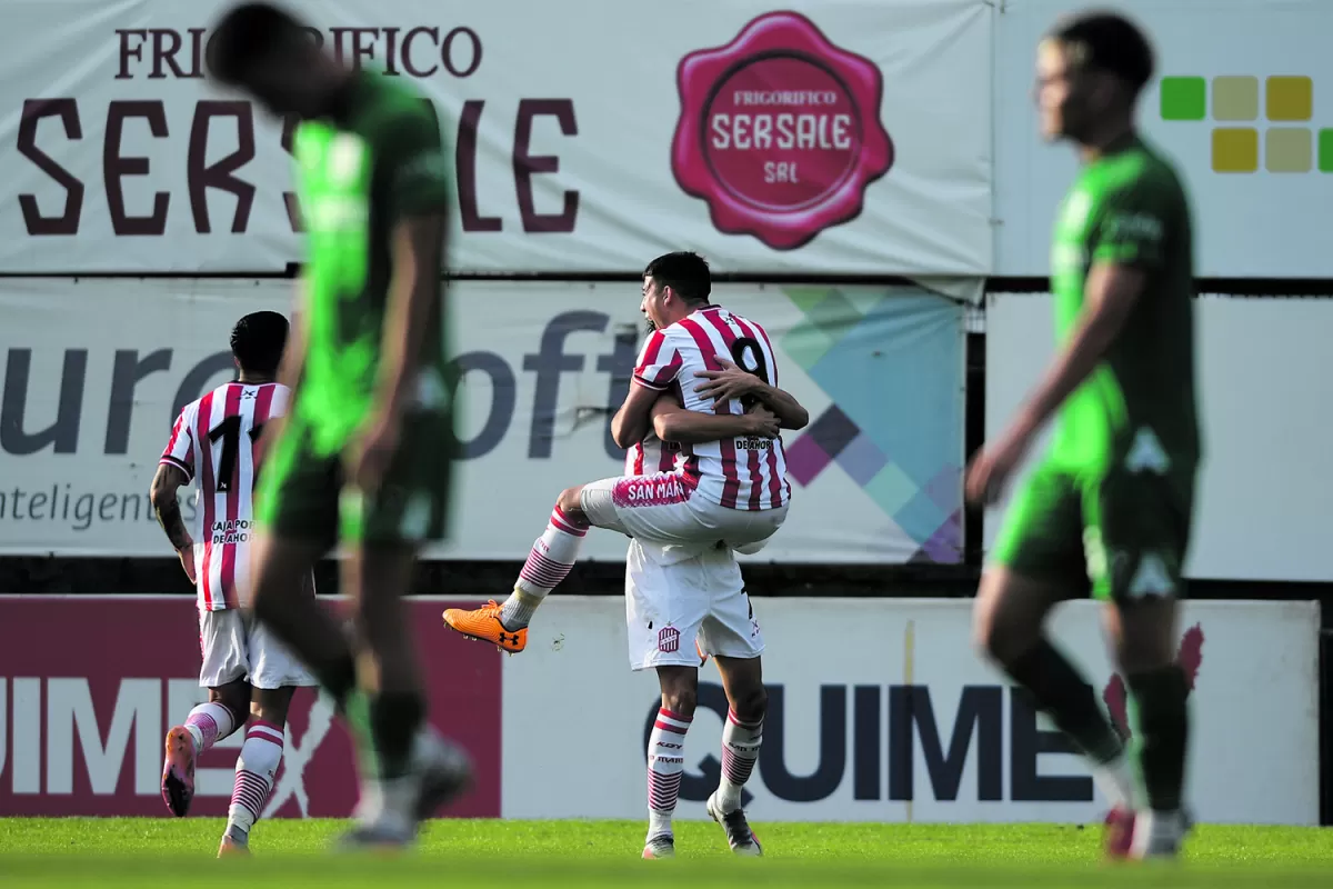 SOCIOS. Miritello y Jourdan celebran un gol sobre el césped del campo de Ferro.