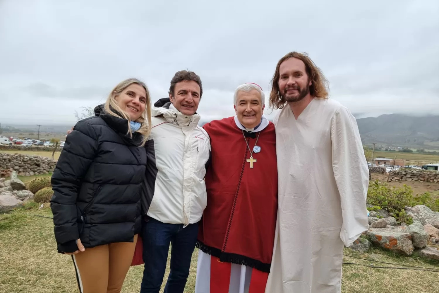 ROBERTO SÁNCHEZ en Tafí del Valle, junto al arzobispo. 