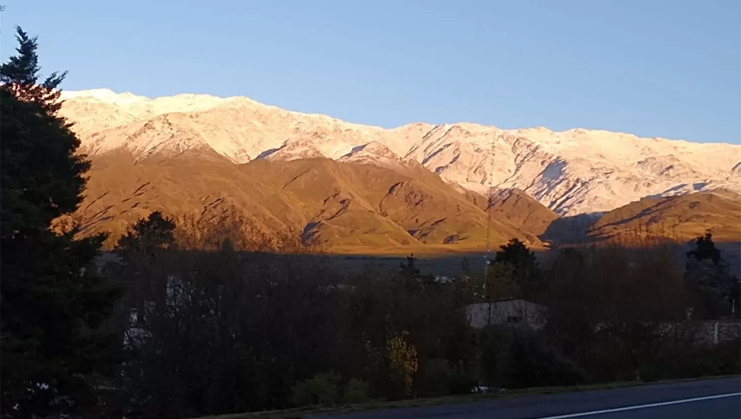 DE BLANCO. Las cumbres del cerro Muñoz amanecieron con otro aspecto este domingo. 