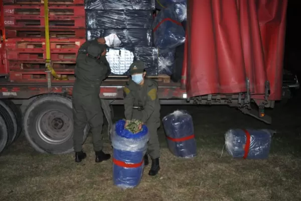 Un camión de gaseosas trasladaba 1200 kilos de hojas de coca y 39.900 atados de cigarrillos