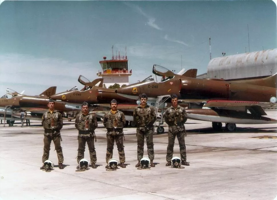 HÉROES DE MALVINAS. Los pilotos en formación con sus aviones. 