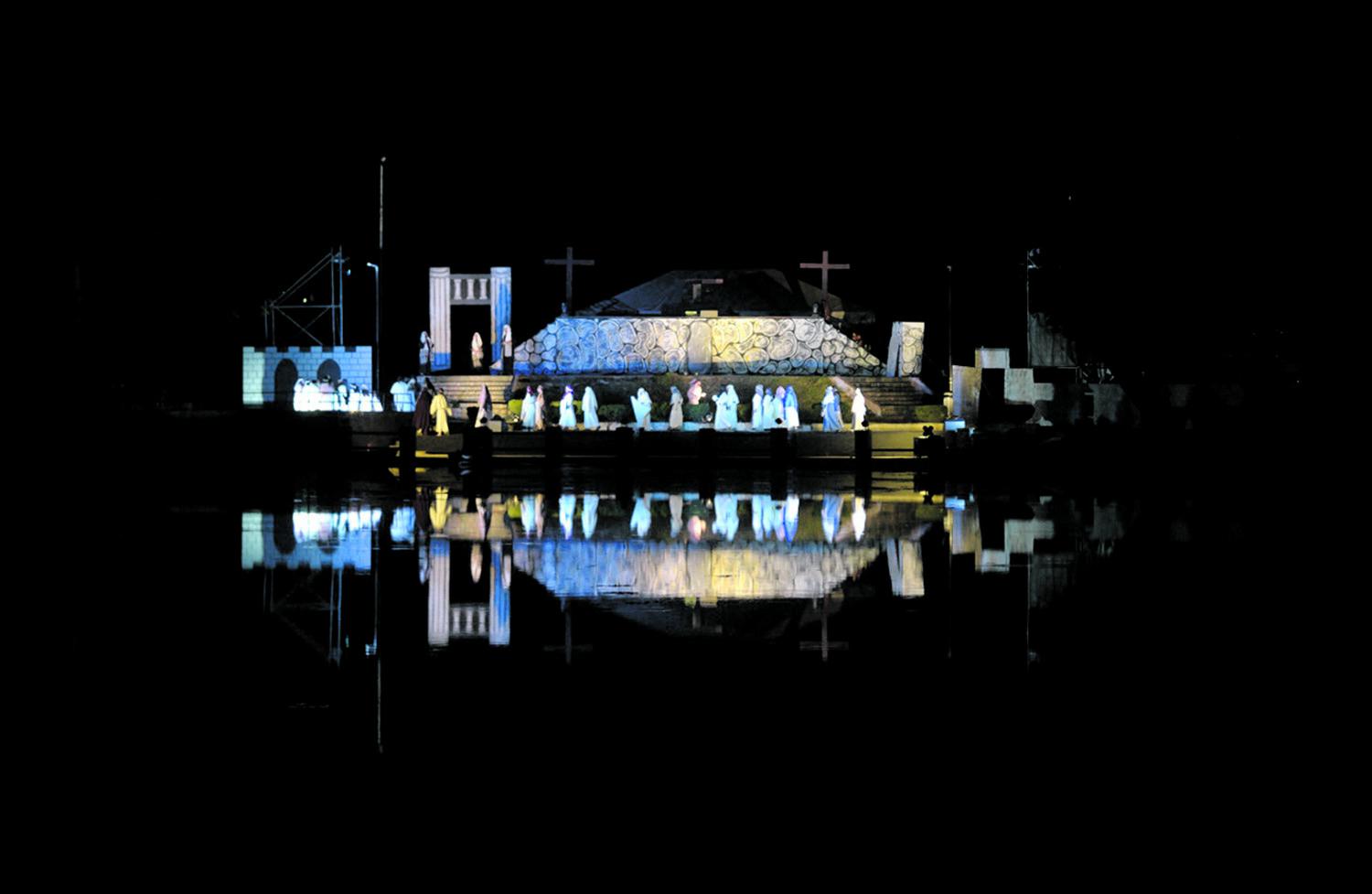 PARQUE 9 DE JULIO. El sábado y ayer por la noche, cientos de devotos visitaron el lago San Miguel para ver la propuesta teatral basada en los Evangelios.