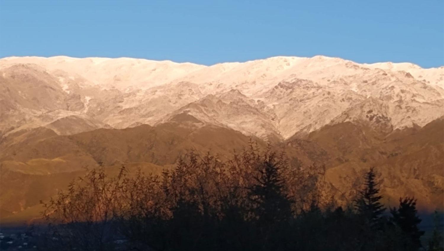 En fotos: el cerro Muñoz cambió su fisonomía y se tiñó del blanco