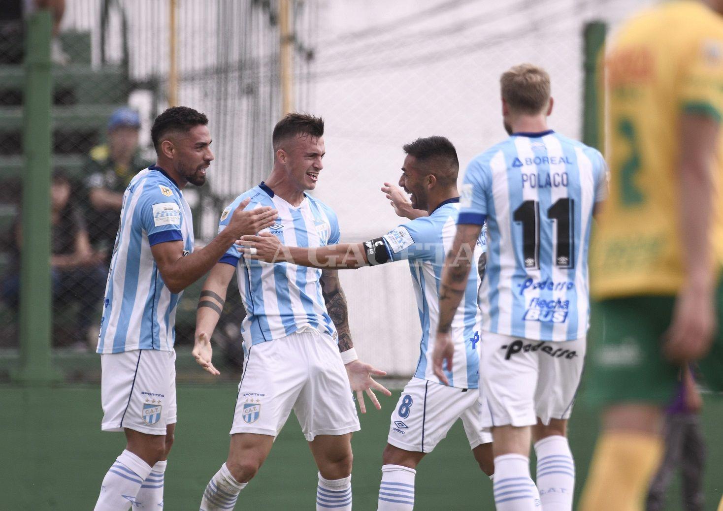 LOS JUGADORES FESTEJAN EL GOL. 