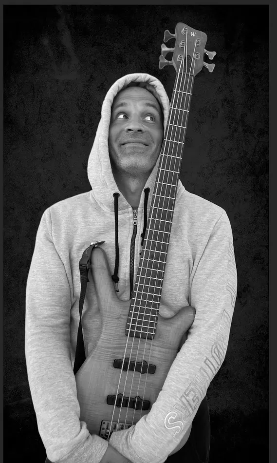 SIN ENCASILLAR. Luis Lascano juega con distintos ritmos. 