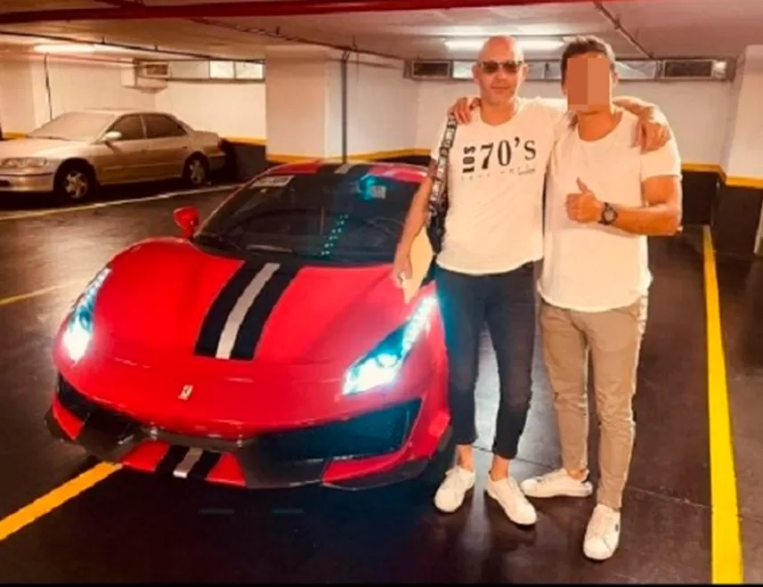 UN LUJO. Edgar Adhemar Bacchiani posó con la Ferrari que se robaba todas las miradas en Catamarca. 