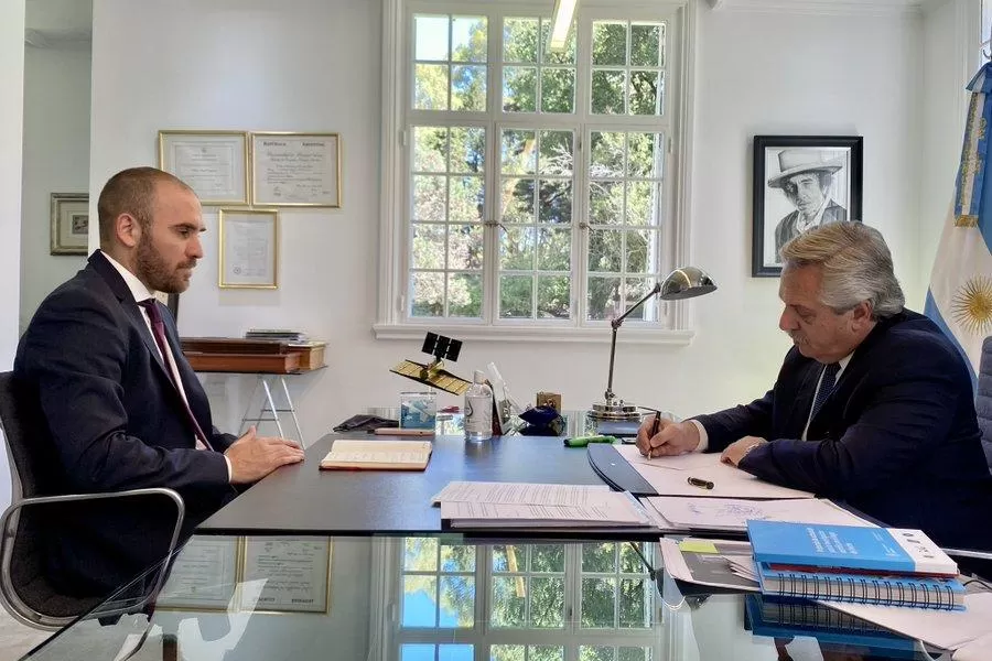 El ministro Guzmán y el presidente, Alberto Fernández. Foto de Twitter / Archivo