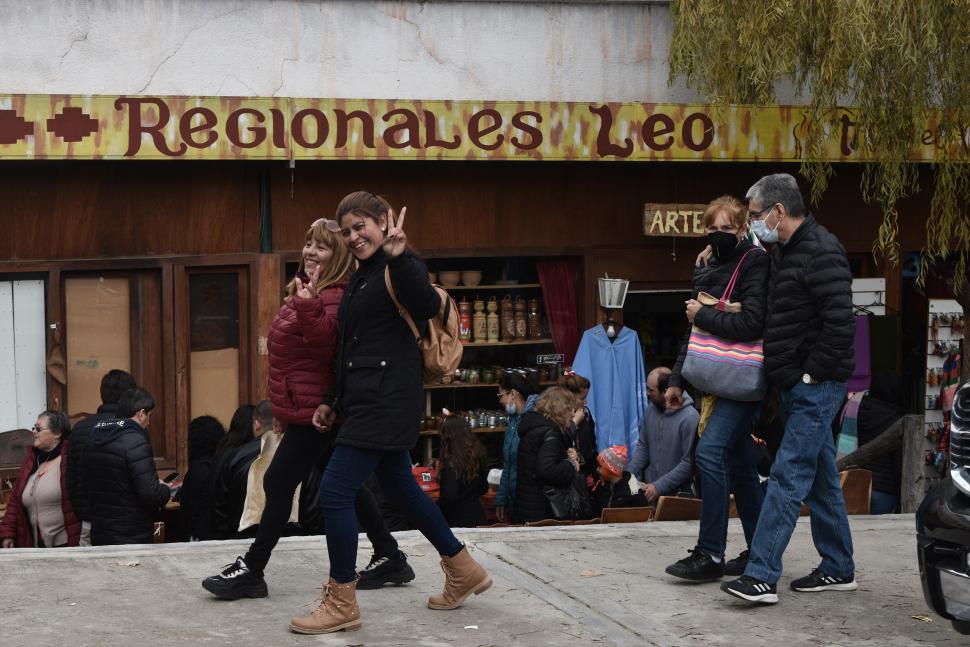 CON Y SIN BARBIJOS. Los visitantes recorren la zona céntrica de la ciudad; una postal que se repite siempre. 