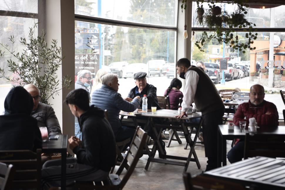 CAFÉ AL PASO. Un ritual para aplacar el frío y para una buena charla.