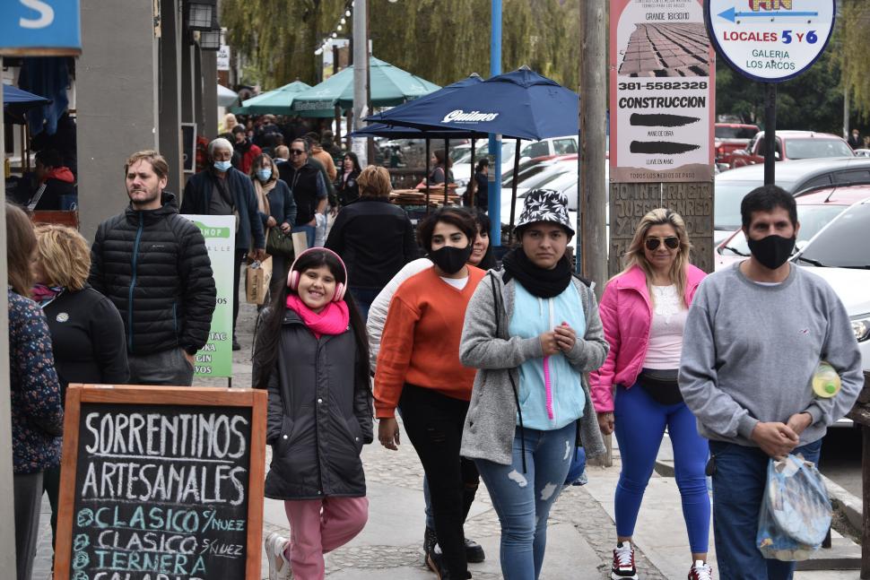 BUSCANDO PRECIOS Y PASEANDO. El ir y venir es incesante.