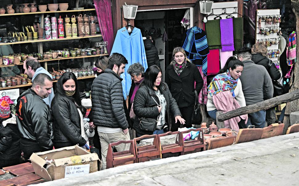 RECUERDO DE LA VISITA. Los turistas buscan una vasija o cacharrito.