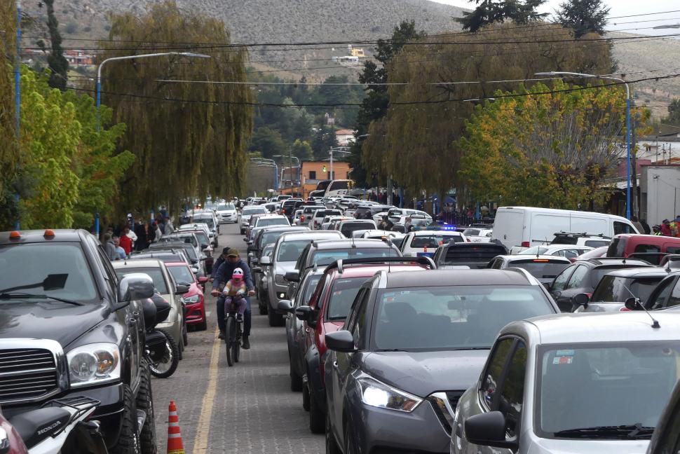 CON UN NIÑO EN BICICLETA. Un hombre circula en bici en medio de decenas de vehículos; toda una osadía. El tránsito la paso de hombre fue una constante de los últimos días.