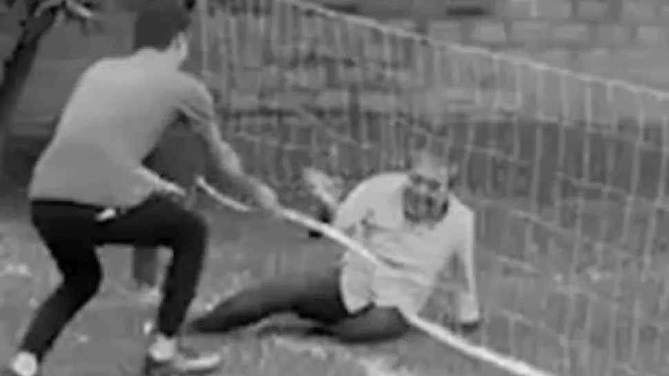 Video: La torpe y graciosa caída de Germán Alfaro jugando al fútbol tenis