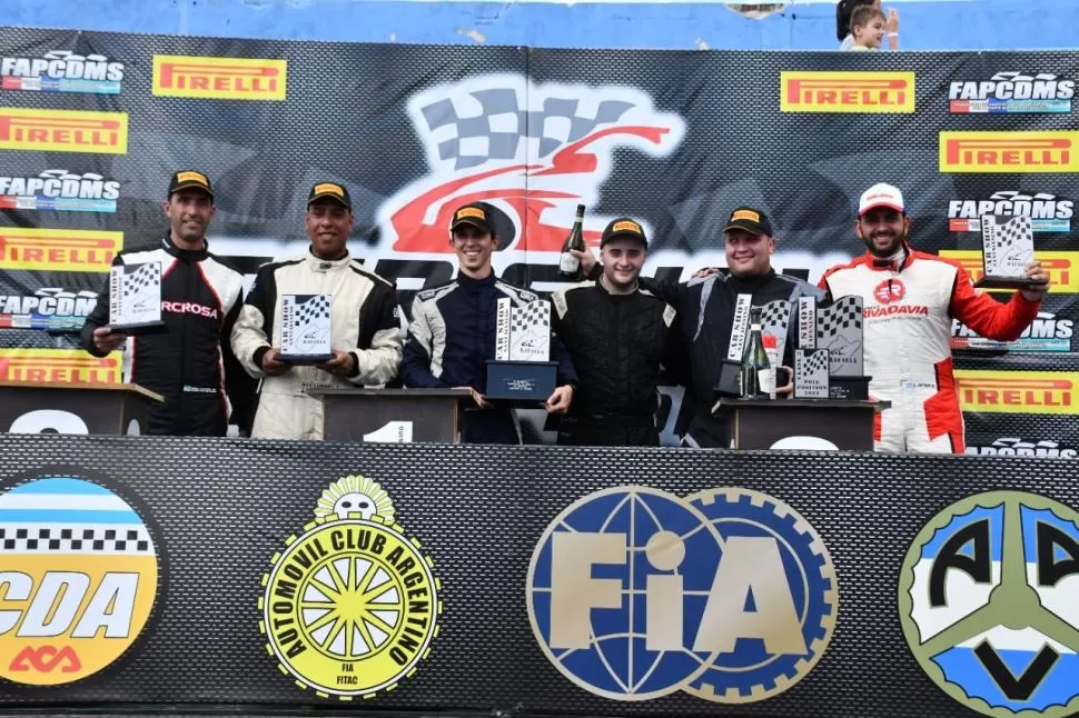 PODIO. Ortega (sexto en la foto), subió al escenario del autódromo de Rafaela donde fue premiado. 