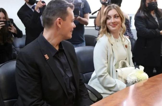 Daria y Ceméh durante su casamiento en Tijuana 