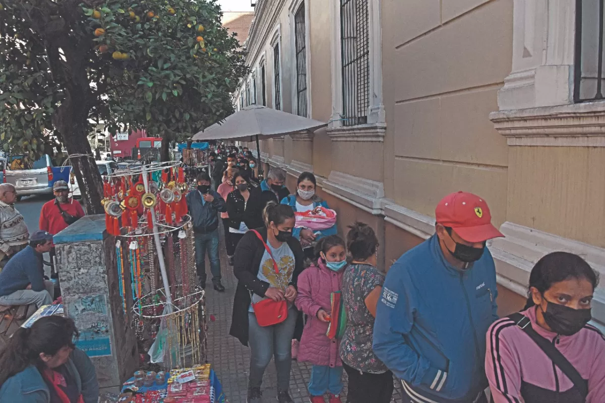 DE TODAS LAS EDADES. Grandes y chicos se dieron cita ayer durante todo el día, en las inmediaciones de la Parroquia del Inmaculado Corazón de María (Santiago del Estero al 800) para darle las gracias a San Expedito.
