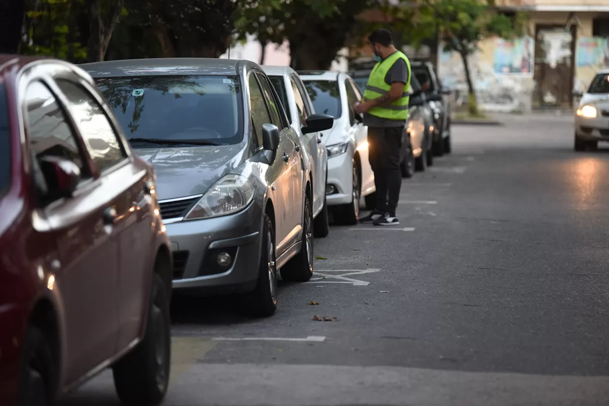 SEÑALIZACIÓN. La UTE ya comenzó a pintar las calles de la ciudad para delimitar los lugares de estacionamiento.