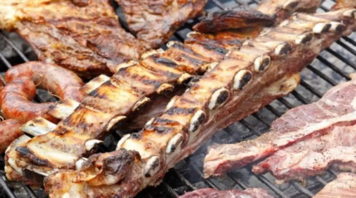 Denunció a sus vecinos porque hacían asado todos los días