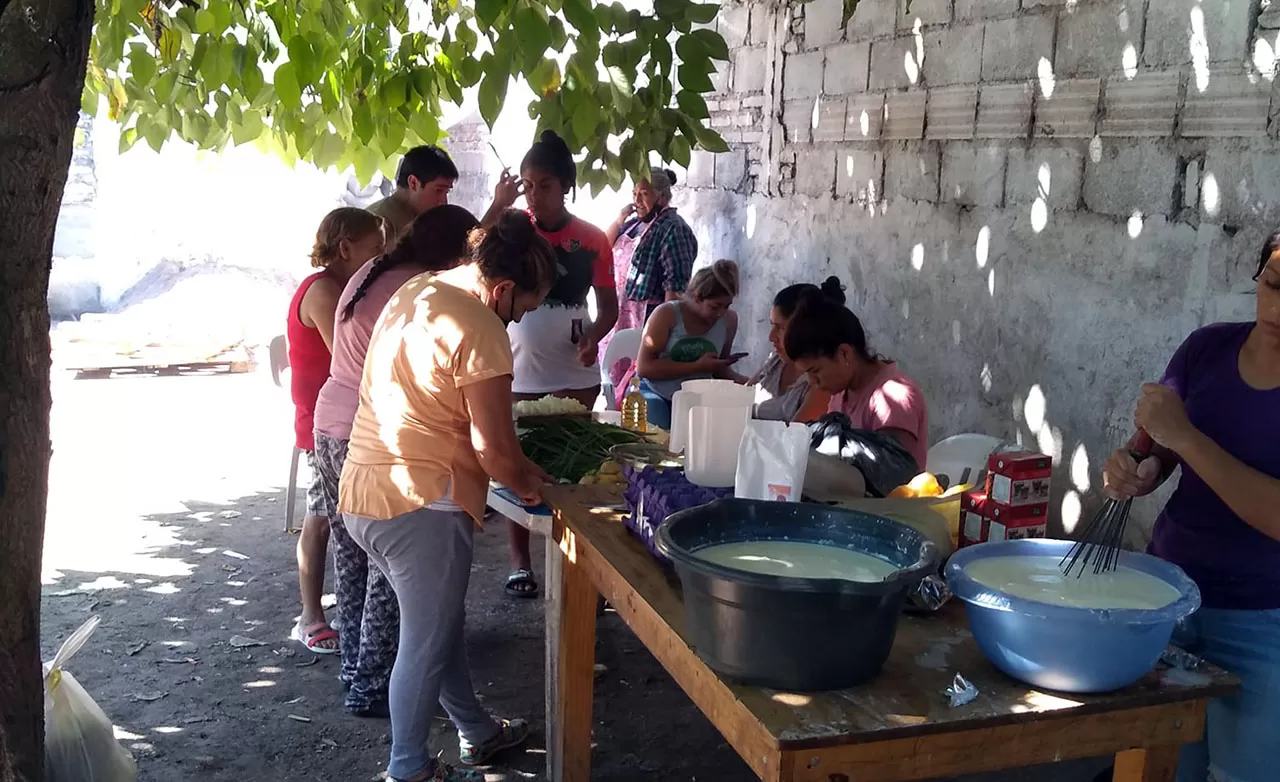 La mamás cocinan en sus patios de casa para el comedor Costanera