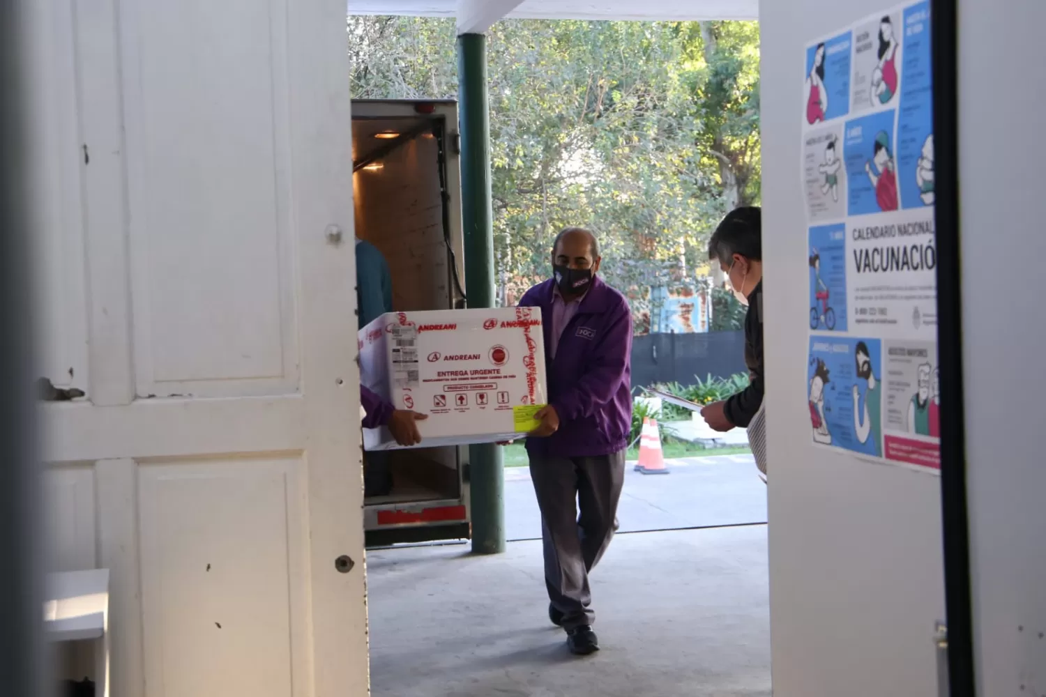 EN EL DEPÓSITO DEL SIPROSA. Un operario descarga las vacunas contra la covid-19 que envió la Nación a Tucumán. Foto: Prensa Salud