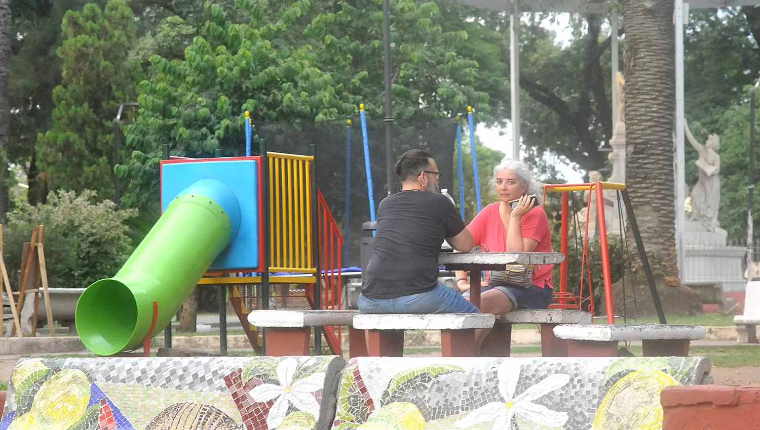 DE REMERA. La tarde invitará a los tucumanos a pasar el tiempo al aire libre, como por ejemplo, en la plaza Alberdi.