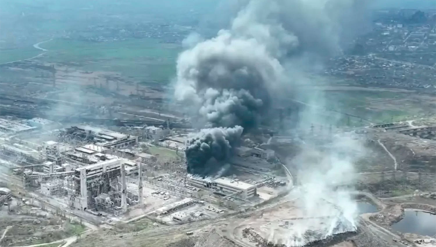 ÚLTIMO BASTIÓN. Fuerzas ucranianas resisten dentro de la planta Azovstal, en Mariúpol.