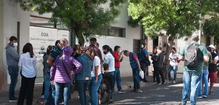 MALESTAR. Los inversionista catamarqueños se manifestaron en el sanatorio donde se encuentra internado el ejecutivo.  