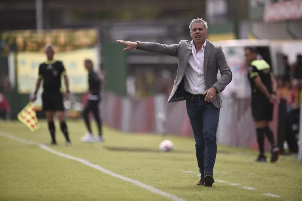 NO SE SENTÓ NI UN SEGUNDO. Pegado a la línea de cal, Pusineri vivió sus primeros 90’ como entrenador de Atlético; se fue conforme con el nivel de sus dirigidos. Foto Matias Nápoli Escalero - Especial para La Gaceta  