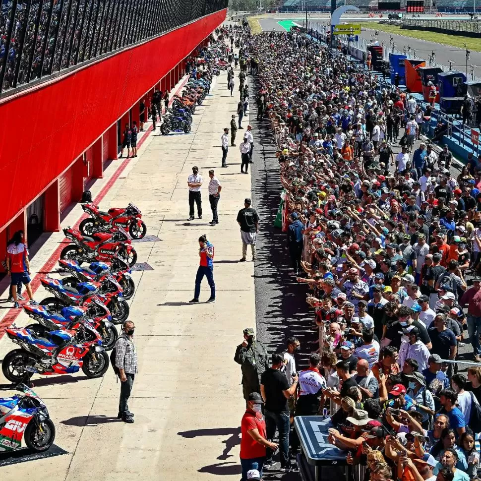 MASIVO. Este año, al no haber acción en la pista el viernes, la organización decidió que el público visite los boxes, lo que generó escenas como la que se ve en la foto. 