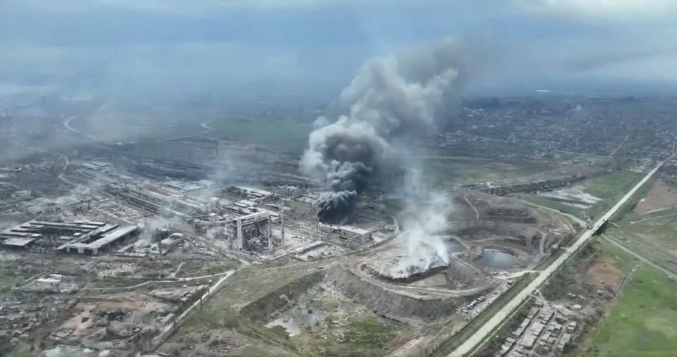 El humo se eleva sobre la acería de Azovstal, en Mariupol, Ucrania. (Reuters)