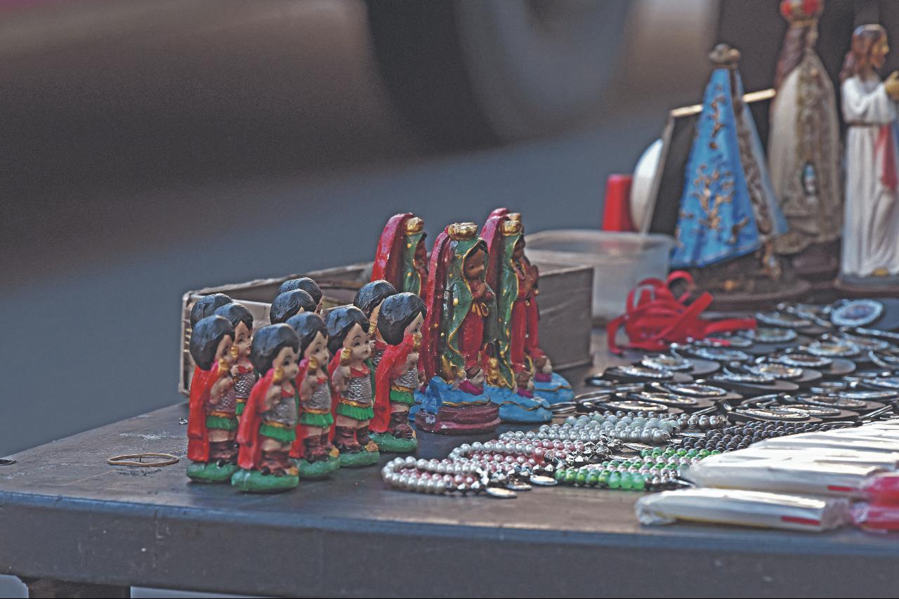 PRESENTE EN EL HOGAR. Las figuras de santos fueron los objetos más comprados por los fieles. Algunos fueron bendecidos y luego llevados a casa.