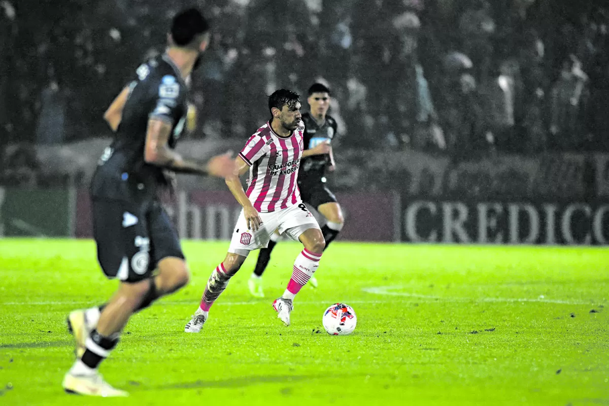 POSE CLÁSICA. Pelota al pie, mirada levantada y mente procesando el estiletazo letal. “Tino” Costa es uno de los futbolistas más importantes que tiene el “Santo”.