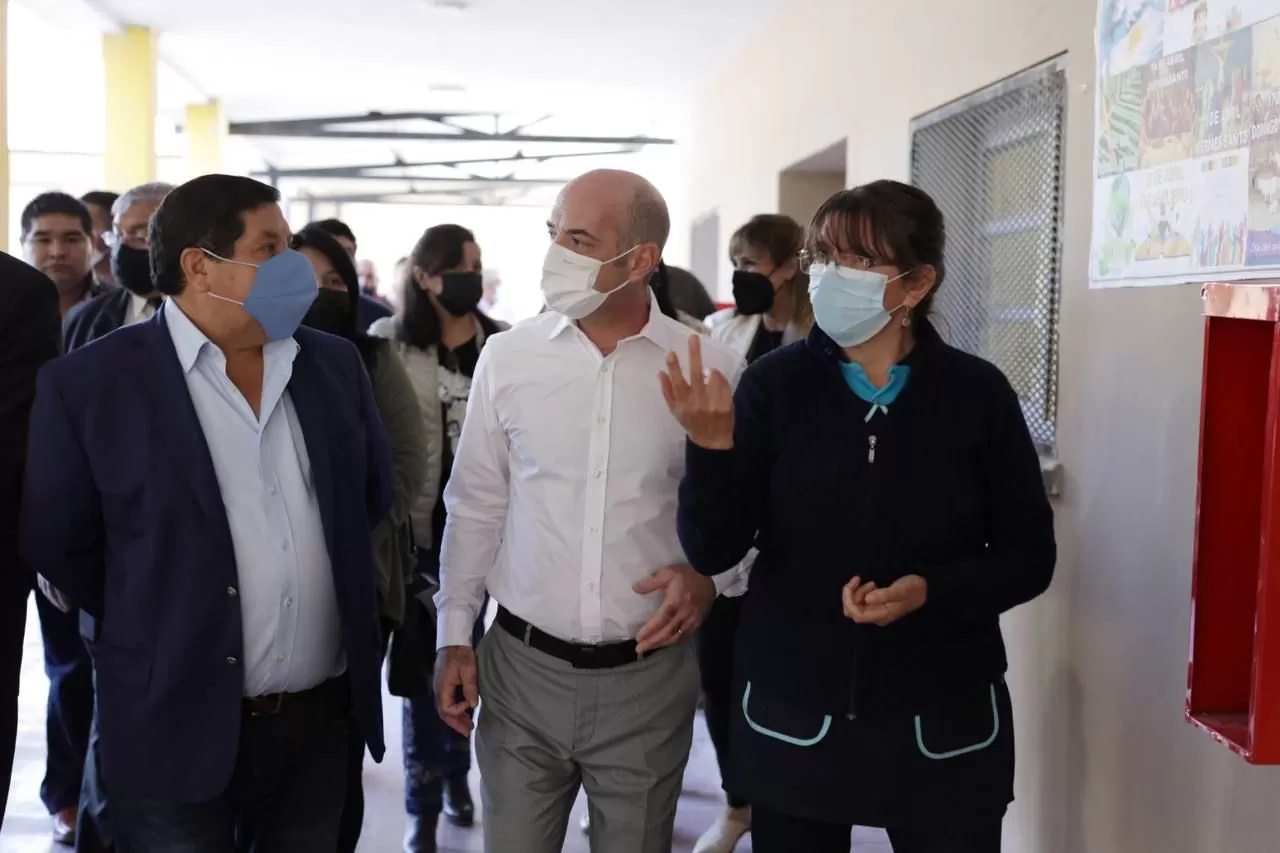 El Ministro Lichtmajer recorrió la escuela, para supervisar las obras. 