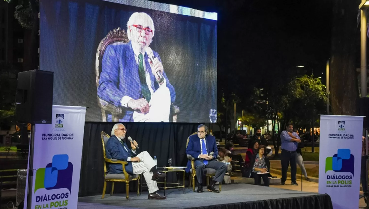 EN LA PLAZA. El ciclo de disertaciones fue iniciado anoche por Kovadloff.