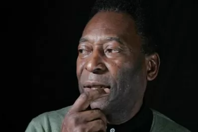 Pelé volvió al hospital para continuar el tratamiento contra el cáncer