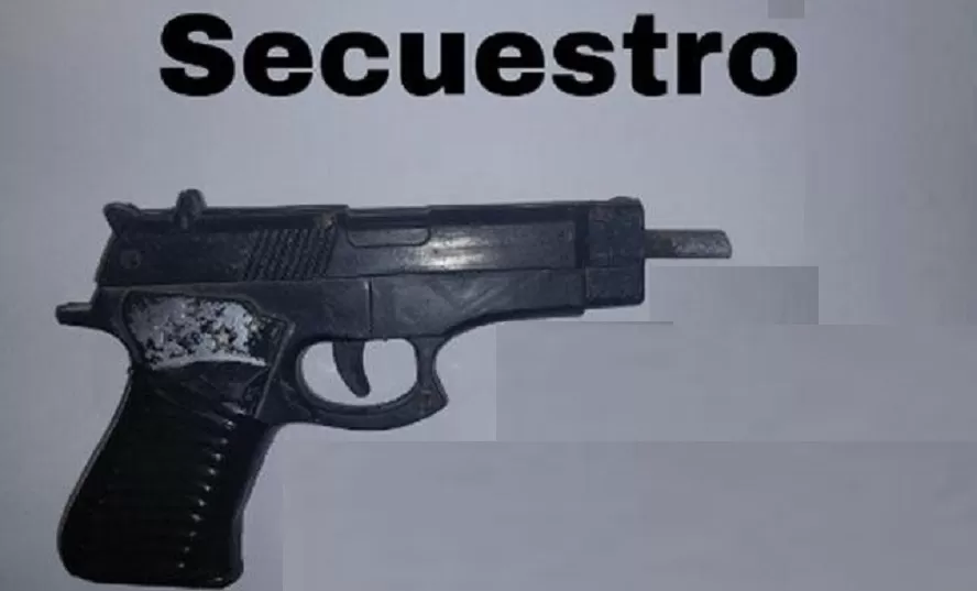 LA RÉPLICA DEL ARMA SECUESTRADA. 