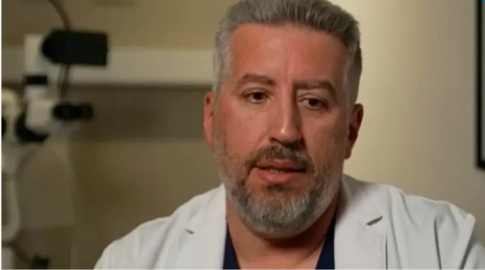 El médico opera de cataratas a personas con bajos recursos.