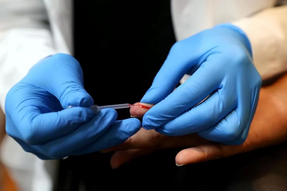 CON UNA GOTA SOLA DE SANGRE. El test rápido puede hacerlo el médico en el consultorio y permite ganar tiempo que es clave para el tratamiento. 