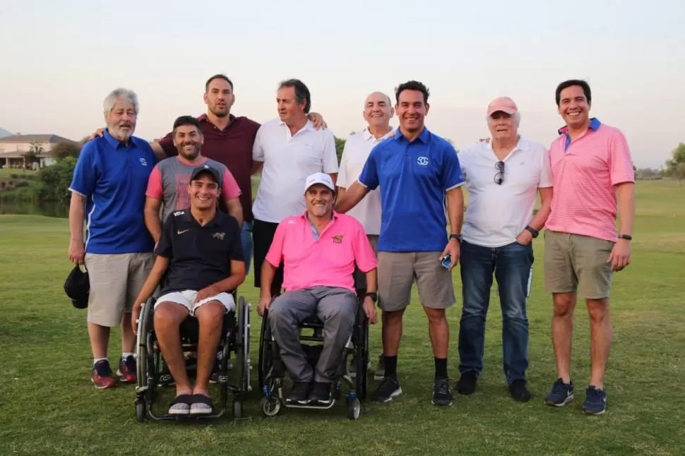 EXPECTANTES. Núñez Piossek posa junto a otros ex deportistas, en la presentación del torneo, realizada en el Jockey . 