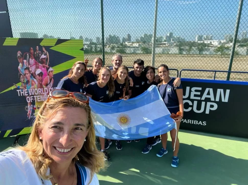 MISIÓN CUMPLIDA. Toda la delegación argentina posa en una de las canchas del Salinas Golf Club luego haber completado todos las series del torneo que reunió a otras siete naciones.  fotos GENTILEZA MERCEDES PAZ - TWITTER DE LA ASOCIACIÓN ARGENTINA DE TENIS