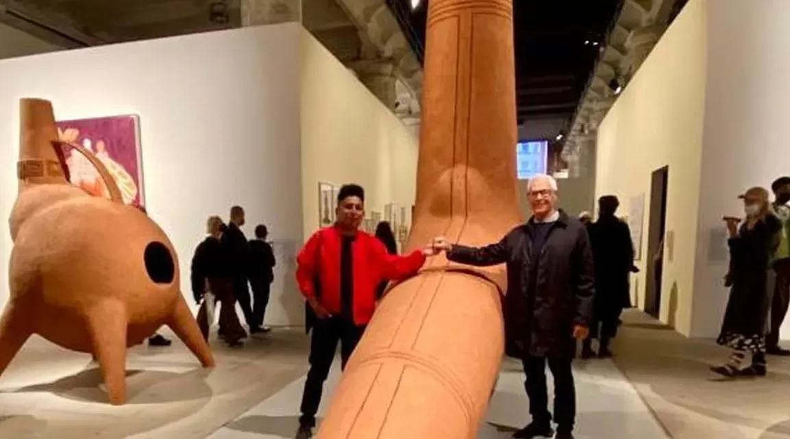 Eduardo Costantini y Gabriel Chaile junto a una de sus escutluras