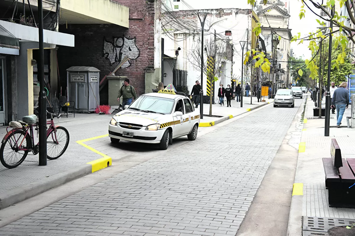 UN SOLO CARRIL. La idea es tener un shopping a cielo abierto. Hay nuevas luminarias, bancos y rampas para vehículos.