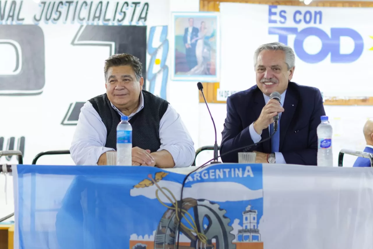 EN JOSÉ C. PAZ. Alberto Fernández, junto a Mario Ishii, en el encuentro peronista. Foto de Twitter @ishiiargentina