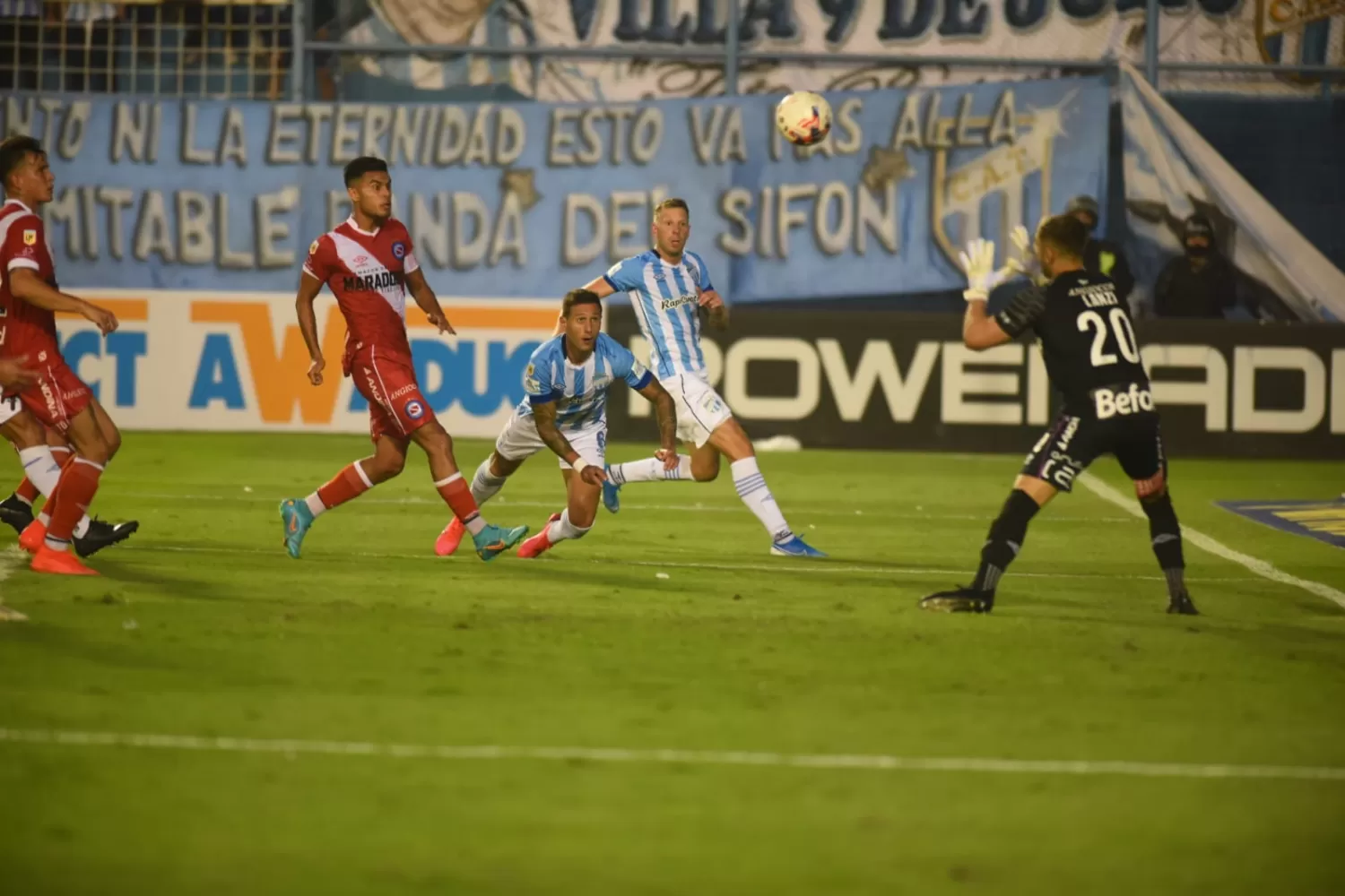 Atlético perdió por goleada ante Argentinos en el Monumental