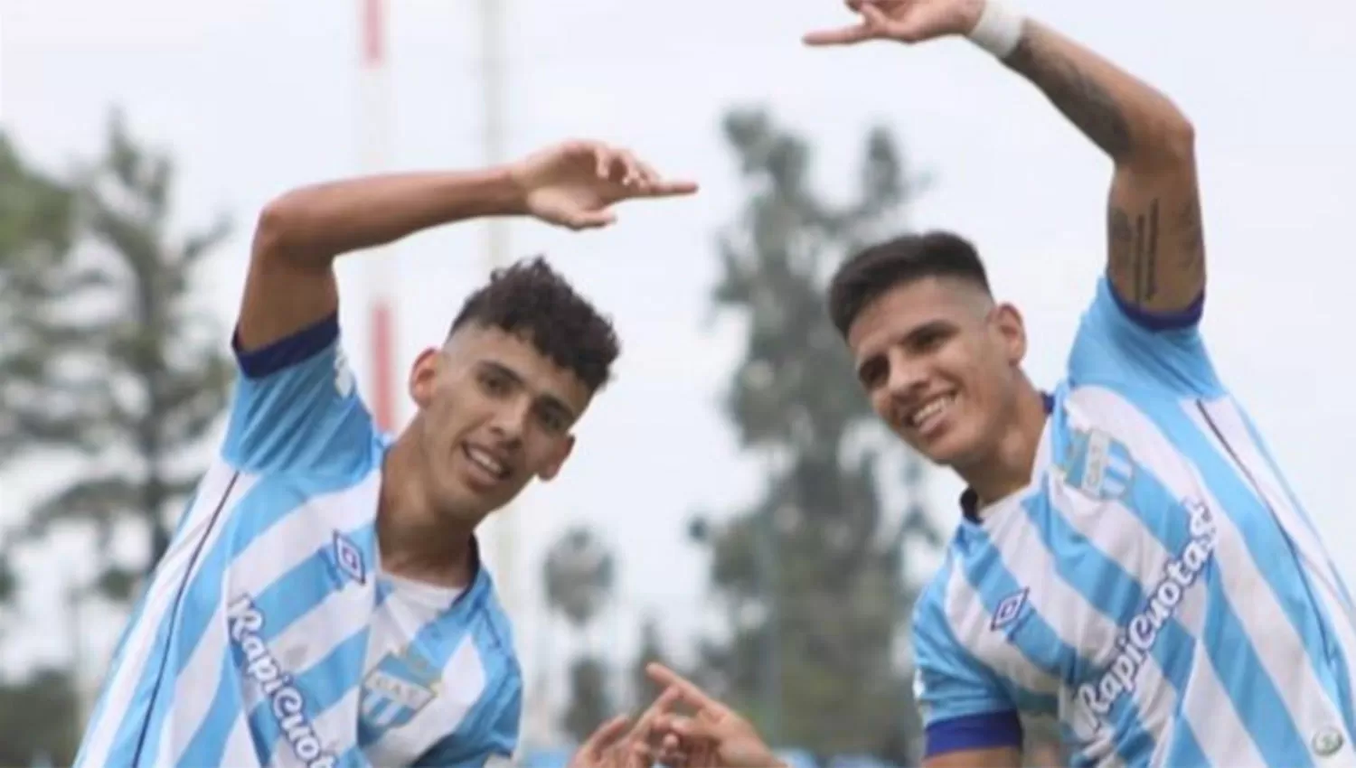 ENTRE HERMANOS. Nicolás y Ramiro Laméndola festejan el segundo gol de los Decanos.