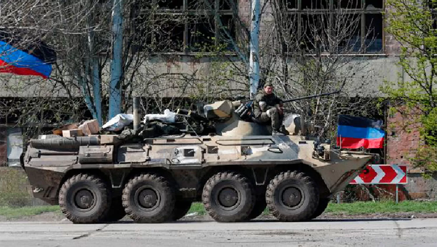 PRO RUSOS. Un militar de la República de Donestk vigila una de las zonas controladas por Rusia en Mariúpol.