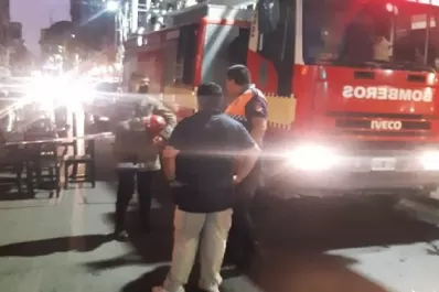 Tucumano prendió una vela en una silla plástica y provocó un gran incendio