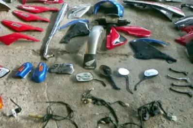 Realizaron un allanamiento y encontraron una moto robada y numerosas motopartes