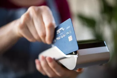 Los saldos financiados con tarjeta de crédito suben a niveles pre pandemia