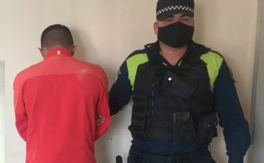 EL DETENIDO por amenazar a su madre. 
